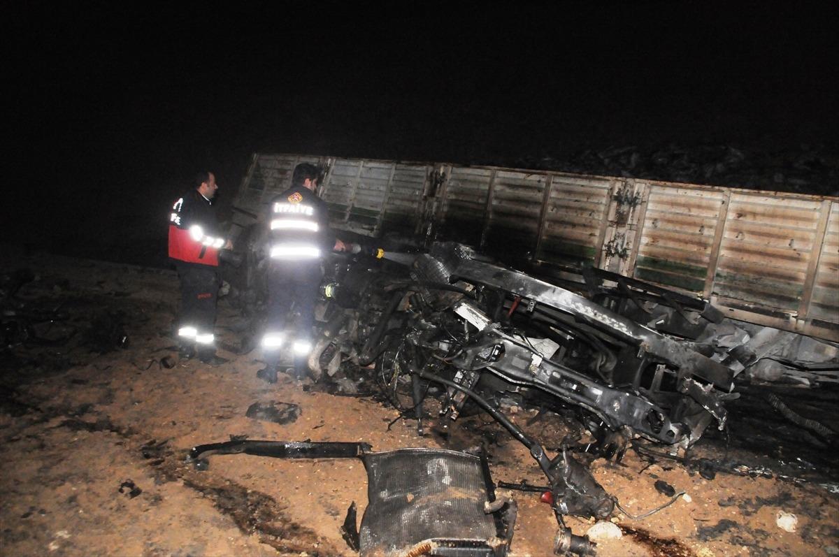 Cizre'de şarampole devrilen k&ouml;m&uuml;r y&uuml;kl&uuml; tır yandı: 1 &ouml;l&uuml;