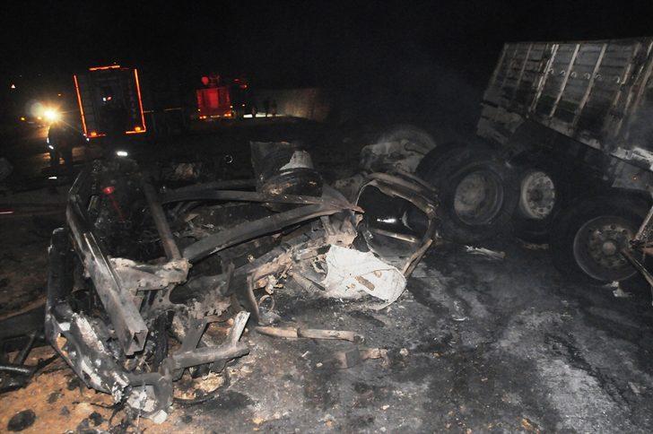 Cizre'de şarampole devrilen kömür yüklü tır yandı: 1 ölü G2