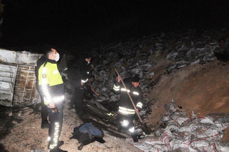 Cizre'de şarampole devrilen kömür yüklü tır yandı: 1 ölü G4