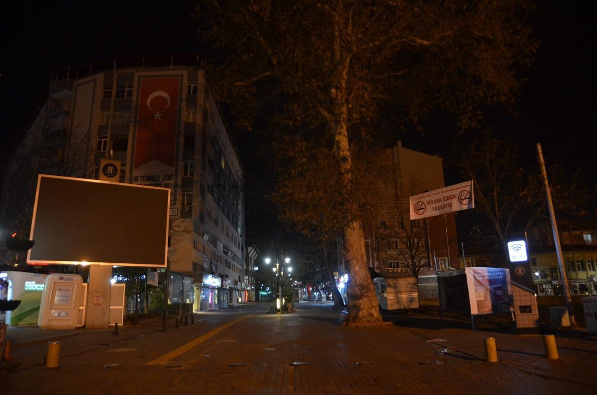 Bursa ve &ccedil;evre illerde sokağa &ccedil;ıkma kısıtlamasına uyuluyor