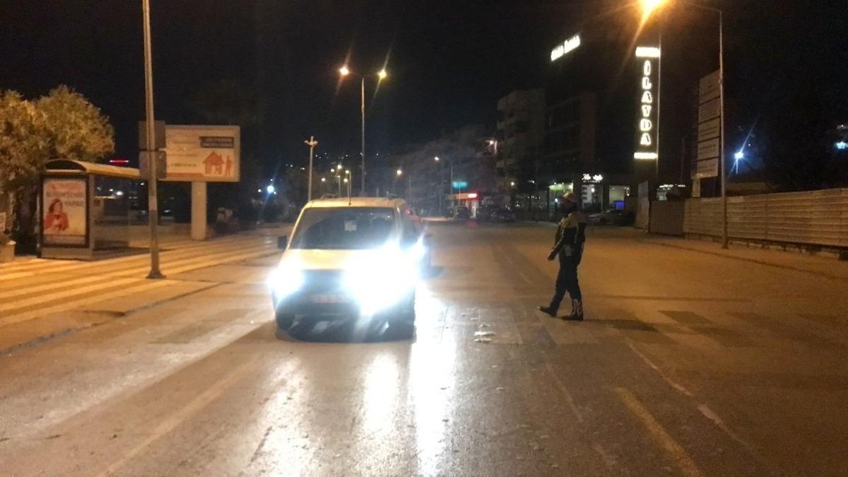 Kuşadası&rsquo;nda sokağa &ccedil;ıkma kısıtlaması denetlendi