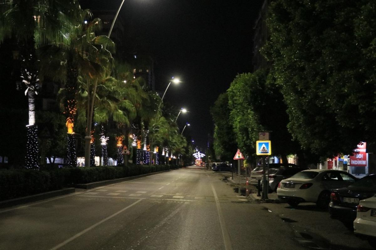 Adana&rsquo;da sokağa &ccedil;ıkma kısıtlaması başladı