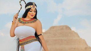 Mısır’da fotoğrafçı piramitlerin önünde çektiği fotoğraflar sonucu gözaltına alındı