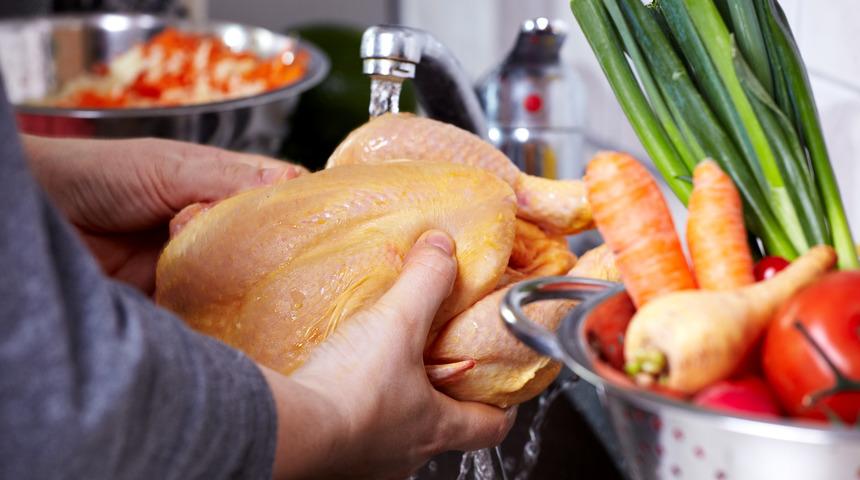 Birçok kişi yanlış yapıyor! Pişirmeden önce asla yıkamamanız gereken 4 gıda