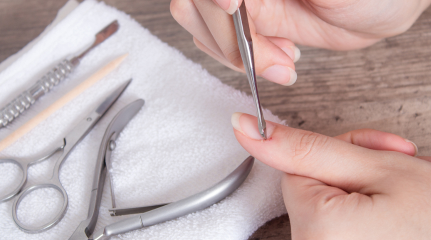 G&uuml;zellik salonunun &ouml;n&uuml;nden bile ge&ccedil;meyeceksiniz! Evde manik&uuml;r&uuml;n 5 p&uuml;f noktası