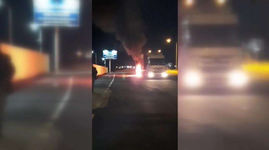 Erzincan&rsquo;da hareket halindeki tırın lastikleri yandı