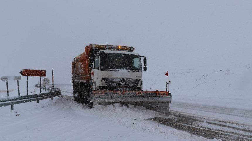 Erzincan&rsquo;da karla karışık yağmur ve kar yağışı