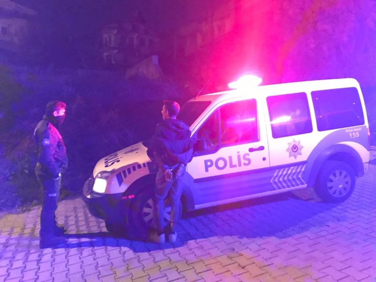 Sokağa &ccedil;ıktılar, kovalamaca sonucu yakalandılar