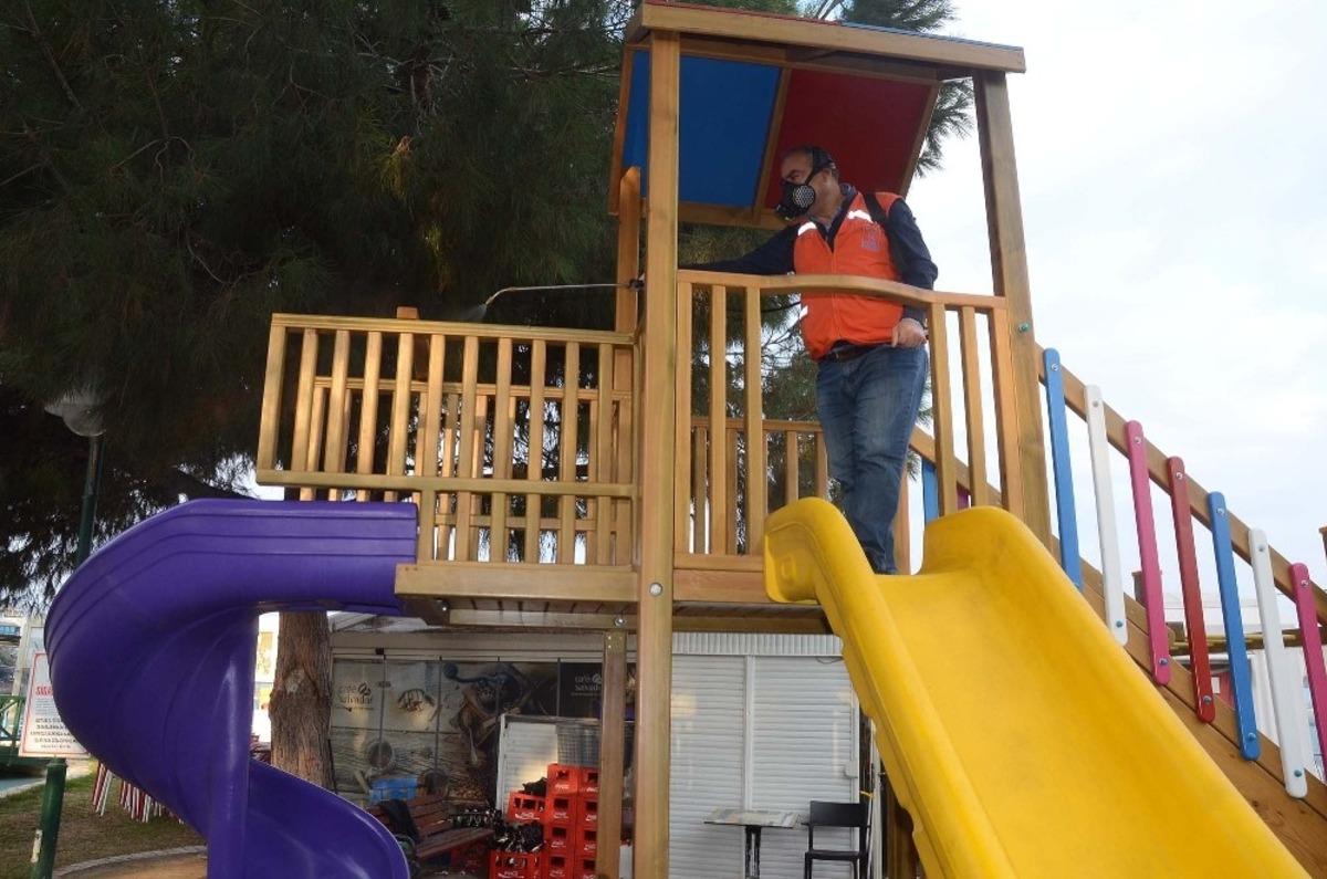 Kuşadası&rsquo;nın parklarında korona vir&uuml;s &ouml;nlemi