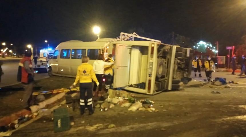 Hatay'da tarım işçilerini taşıyan midibüs ile minibüs çarpıştı! Çok sayıda yaralı var