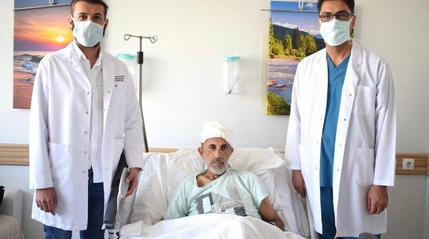 Sedyeyle geldiği hastaneden y&uuml;r&uuml;yerek &ccedil;ıktı