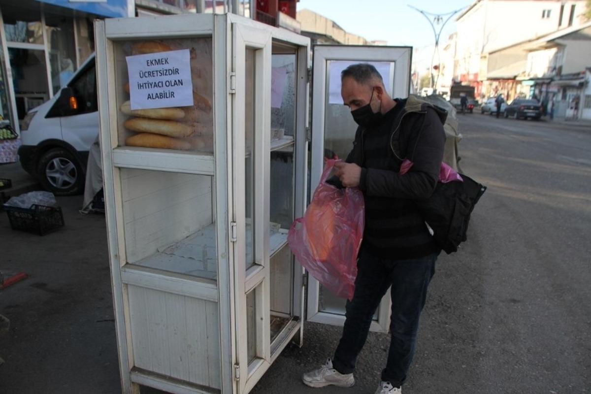 Hayırsever esnaftan bedava ekmek dağıtımı