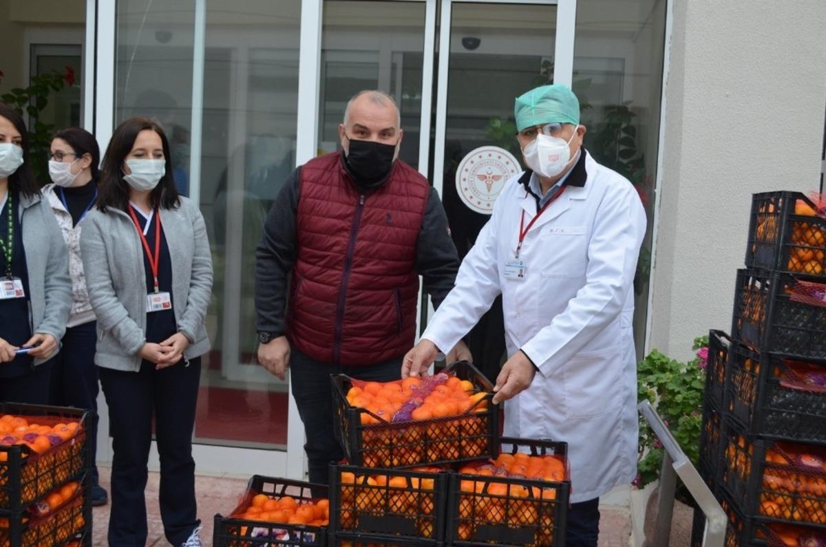 Bandırma Ak Parti&rsquo;den sağlık &ccedil;alışanlarına C vitamini desteği