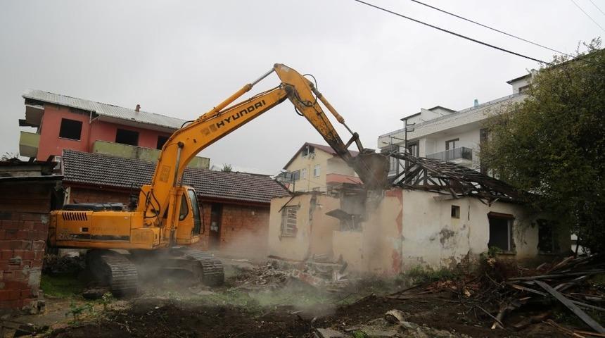 Kocaeli’de hasarlı yapıların yıkımı sürüyor