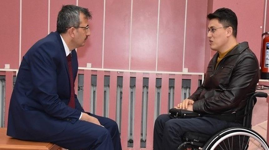 Vali Sezer&rsquo;den &rsquo;Engelli G&uuml;n&uuml;&rsquo; mesajı: "Her insanın engelli bir aday olduğunu unutmayalım"