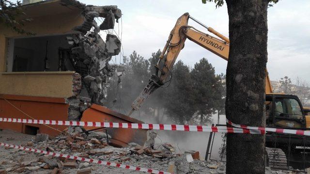 Tosya’da depreme dayanıksız okulların yıkımı sürüyor