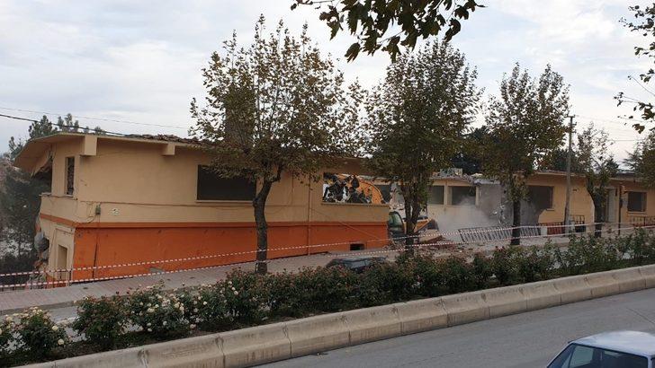 Tosya’da depreme dayanıksız okulların yıkımı sürüyor G3