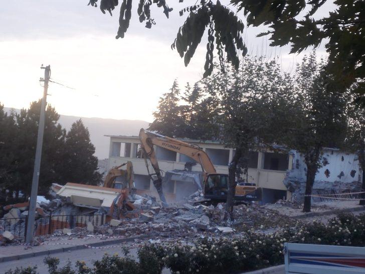 Tosya’da depreme dayanıksız okulların yıkımı sürüyor G5
