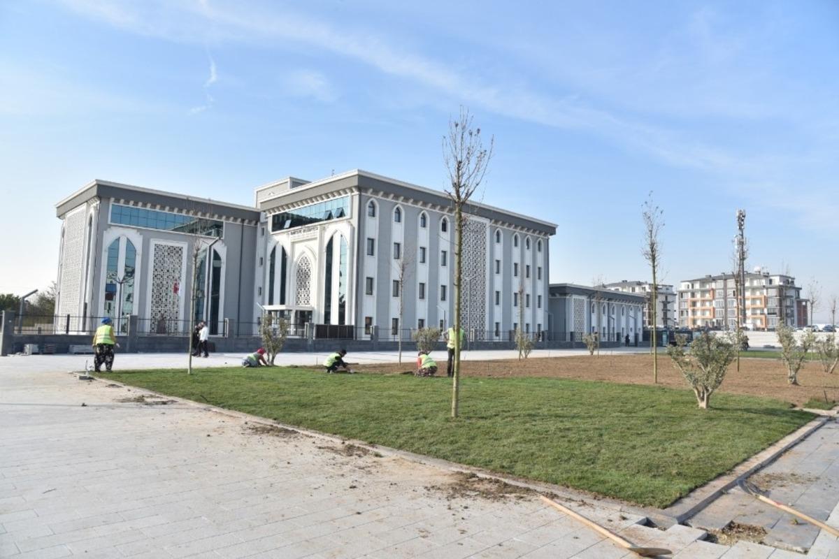 Kartepe kent meydanında fidanlardan sonra &ccedil;imler serildi