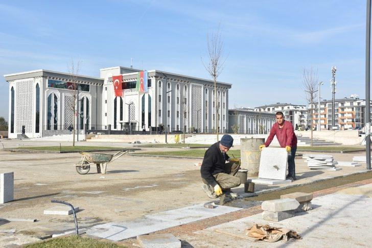 Kartepe kent meydanında fidanlardan sonra çimler serildi G2