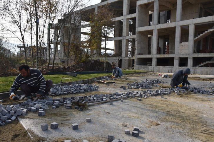 Kartepe kent meydanında fidanlardan sonra çimler serildi G3