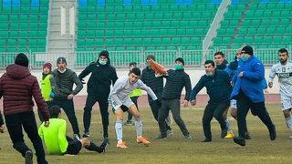 Özbekistan’da futbolcudan hakeme linç girişimi