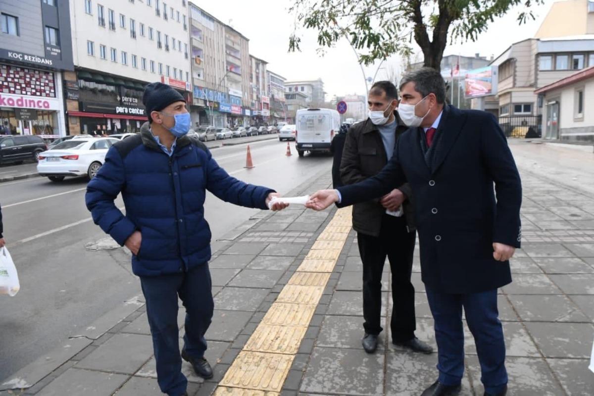 Başkan Asya vatandaşlara maske dağıttı