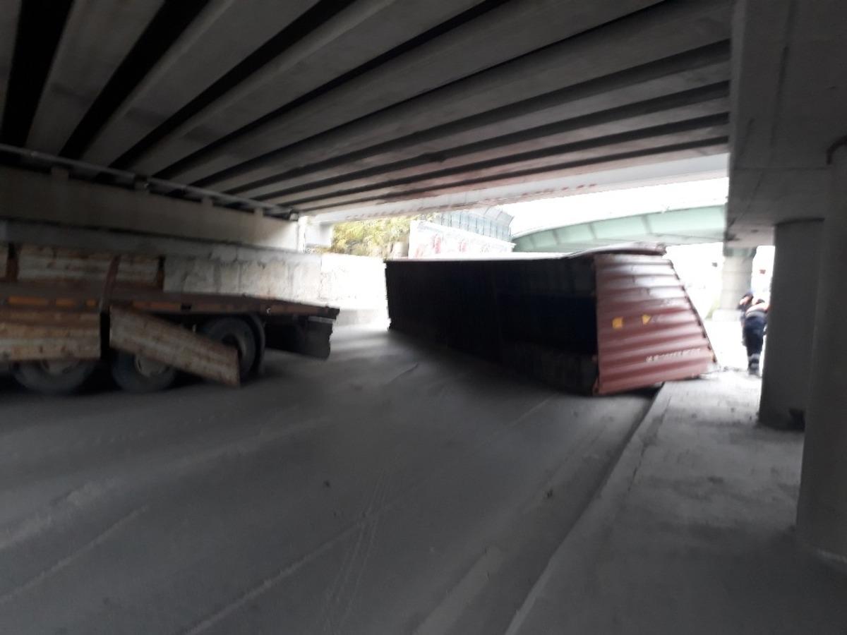 Marmaray k&ouml;pr&uuml;s&uuml;ne &ccedil;arpan tırın dorsesi yan yattı