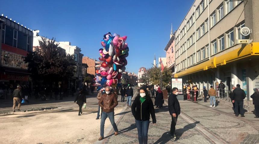 Edirne'de yoğun caddelere  kişi sınırlaması getirildi