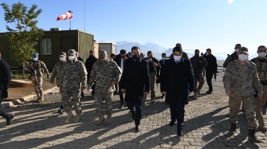 Vali Akbıyık sınırda ziyaretlerde bulundu