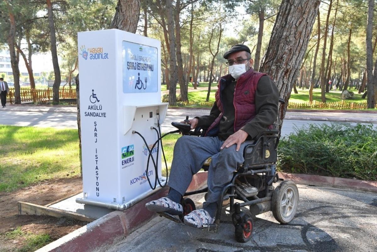Konyaaltı&rsquo;nda &lsquo;ak&uuml;l&uuml; sandalye şarj istasyonu&rsquo; kuruldu
