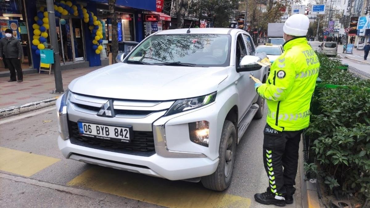 Bandırma polisi s&uuml;r&uuml;c&uuml;leri ve yayaları bilgilendirdi