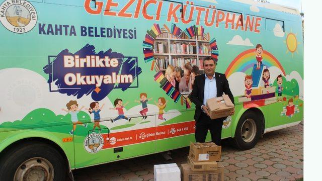 Umuda Yolculuk Ekibinden Kahta Belediyesi Gezici Kütüphanesine Kitap Desteği