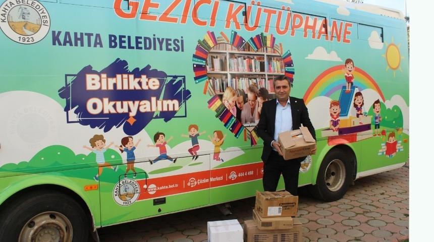 Umuda Yolculuk Ekibinden Kahta Belediyesi Gezici K&uuml;t&uuml;phanesine Kitap Desteği