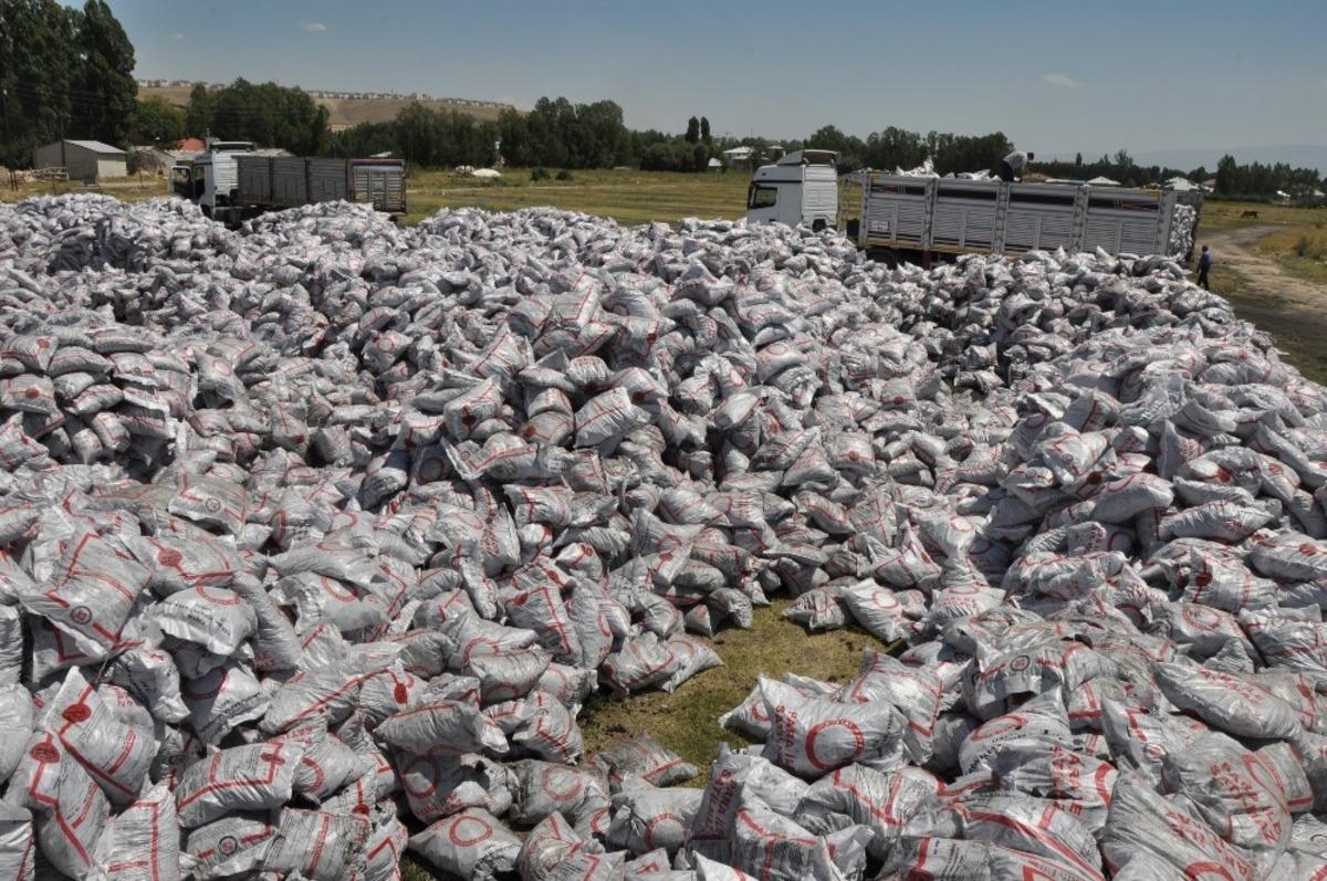 Erciş&rsquo;te 24 bin aileye 32 bin ton k&ouml;m&uuml;r yardımı