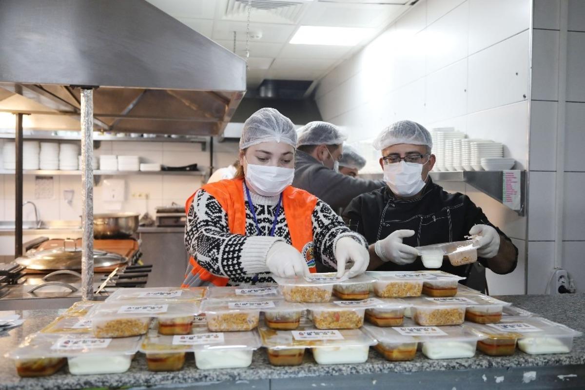 İlk 10 g&uuml;nde karantinadaki bin 529 Atakumluya yemek desteği