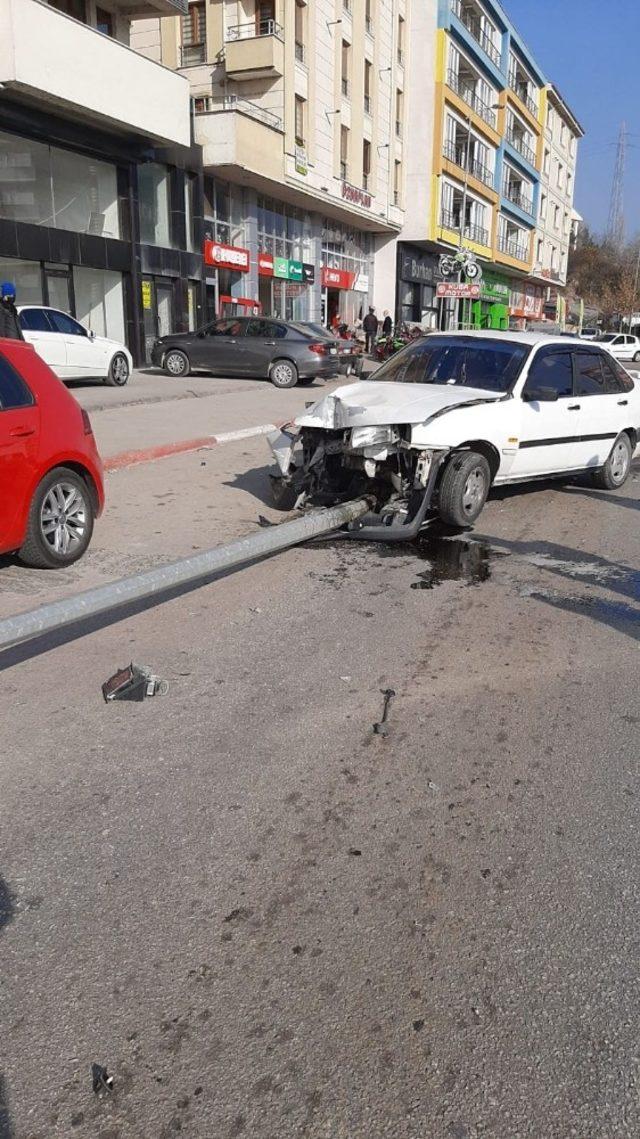 Önce karşı şeride geçti, sonra elektrik direğine çarptı