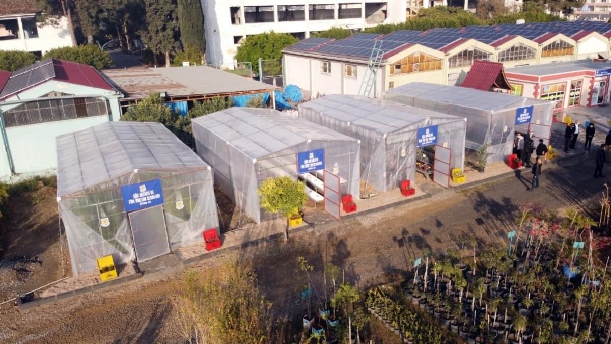 Tarsus Belediyesi, geri d&ouml;n&uuml;ş&uuml;m malzemelerinden 4 adet sera kurdu