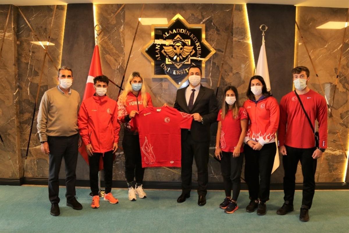 Rekt&ouml;r Kalan milli sporcuları kabul etti