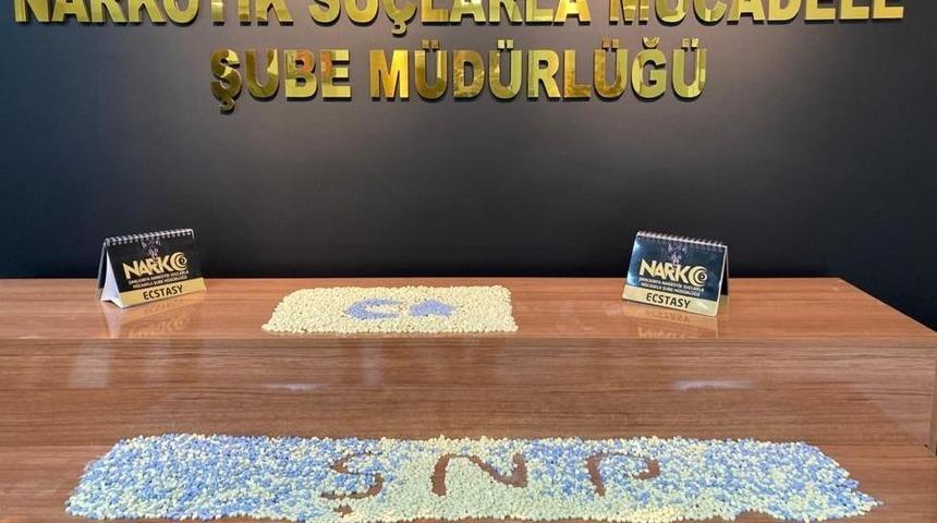 Yolcunun &ccedil;antasından ve durdurulan ara&ccedil;tan uyuşturucu &ccedil;ıktı