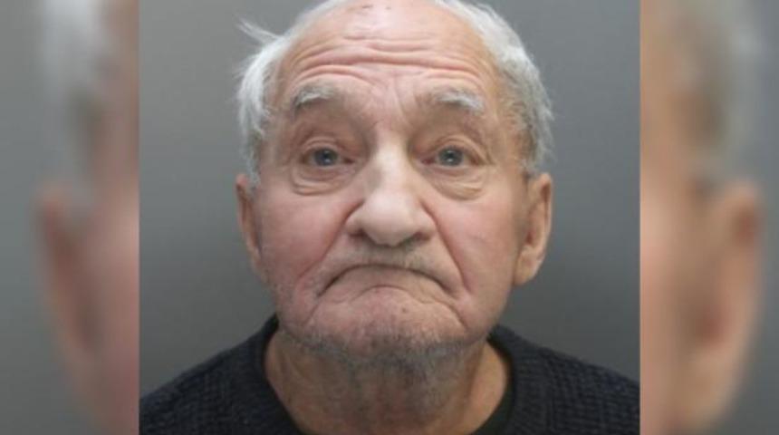 Y&uuml;ksek sesli m&uuml;zik dinlediği i&ccedil;in birka&ccedil; kez hapse atılan 83 yaşındaki adam &ouml;ld&uuml;