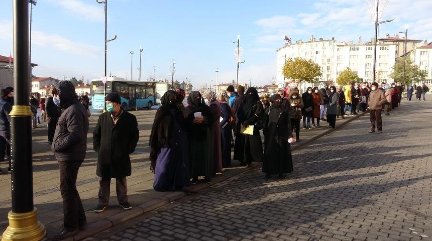 Sivas’ta salgına aldırış etmeden kuyruk oluşturan insanların görüntüsü korkuttu