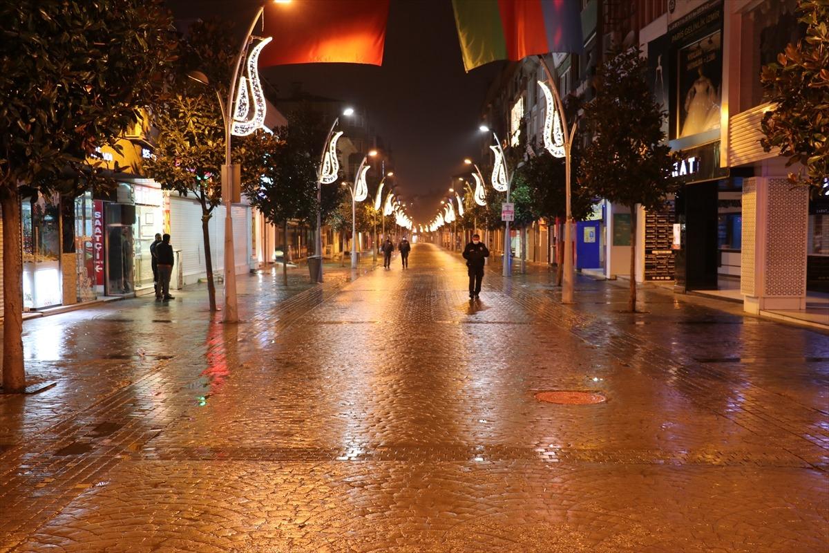 Sakarya ve Zonguldak'ta sokağa &ccedil;ıkma kısıtlamasının başlamasıyla sokaklar boşaldı