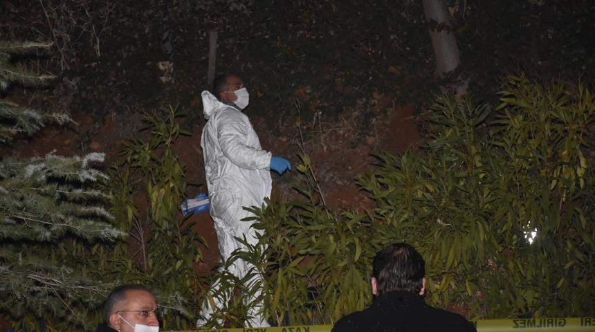 İzmir'de boş arazide &ouml;l&uuml; bulunan kişi, arkadaşlarına 'Hakkınızı helal edin' yazılı mesaj atmış