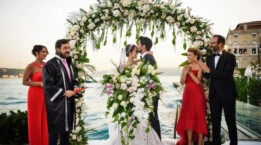 Yılın d&uuml;ğ&uuml;n&uuml;: Fahriye Evcen ve Burak &Ouml;z&ccedil;ivit &ccedil;iftinin masalsı d&uuml;ğ&uuml;n&uuml;nden kareler