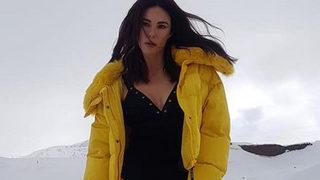 Defne Samyeli'den karlar üzerinde mayolu poz! 