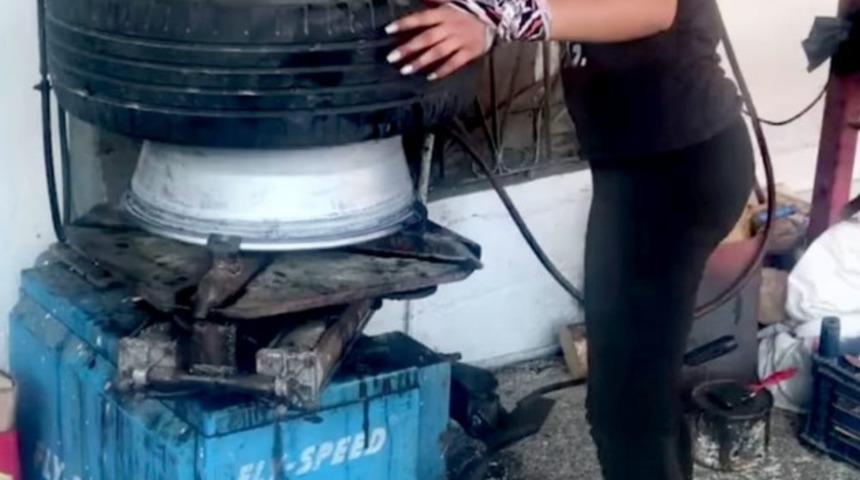 18 yaşındaki Duygu, lastik tamir edip, balans ayarı yapıyor