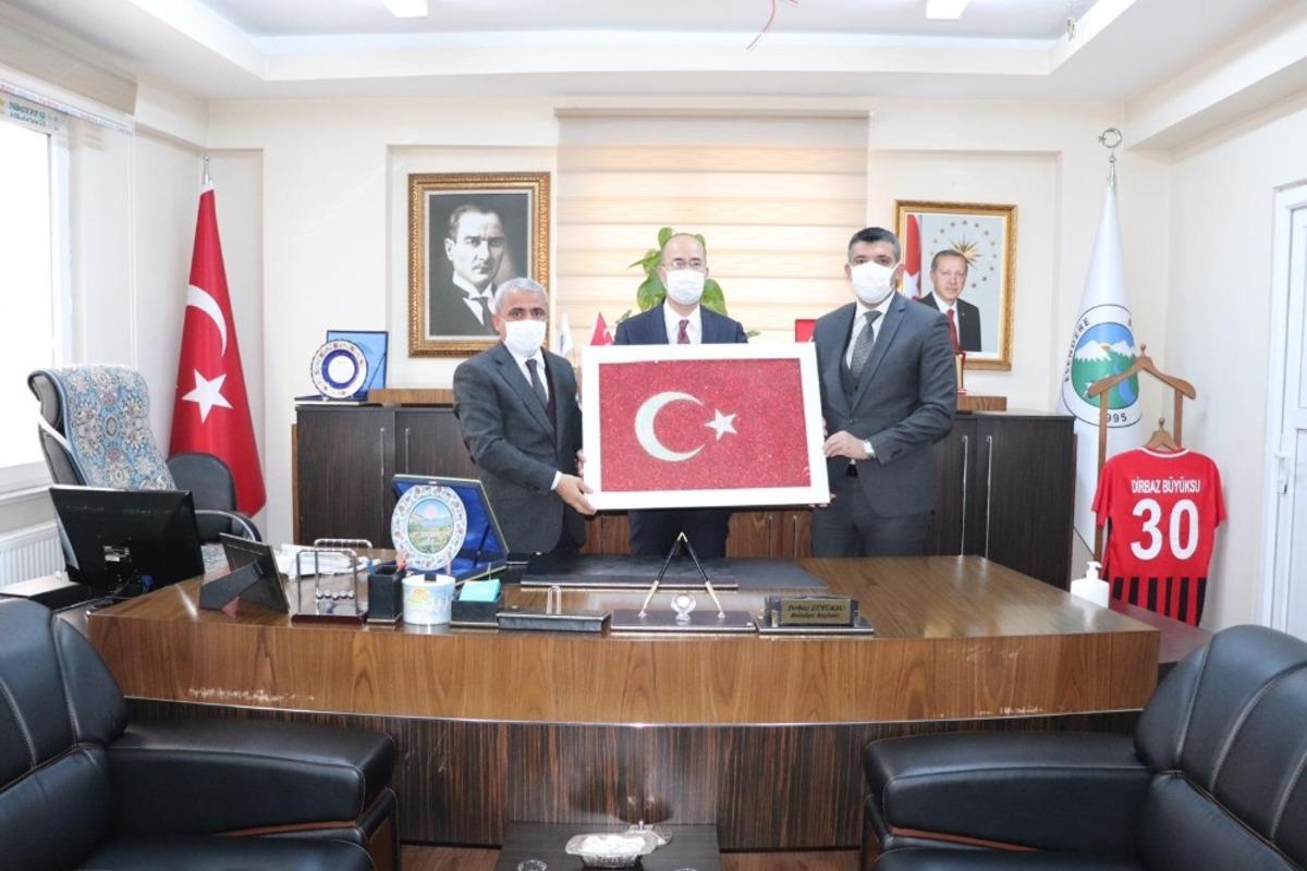 Başkan B&uuml;y&uuml;ksu&rsquo;ya eğitime destek plaketi