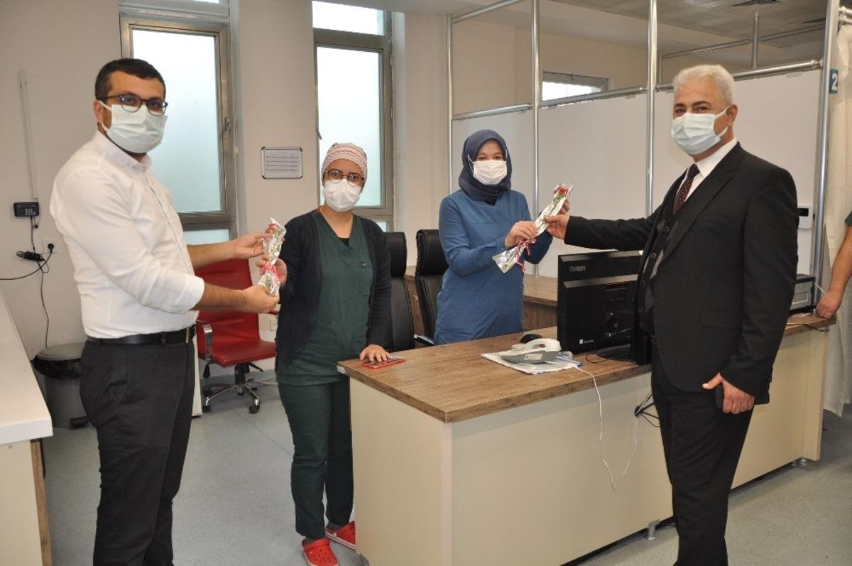 Karaman İl Sağlık M&uuml;d&uuml;r&uuml; Kurşun&rsquo;dan sağlık &ccedil;alışanlarına karanfil