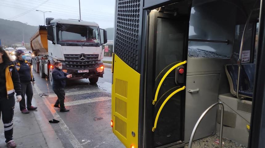 Hafriyat kamyonu, İETT otobüsüne çarptı! Yaralılar var